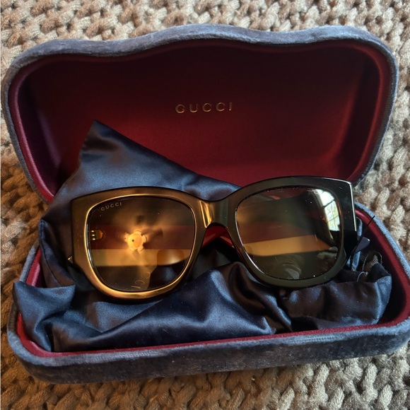 Gucci Black and Gold Women's Sunglasses - Picture 1 of 2